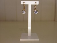 koperkleurige hangers met witte kristalsteen